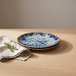 Blue Ocean dinerbord van L'AMAR, sfeerfoto 1 op een gedekte tafel