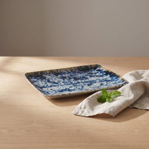 Blue Ocean vierkant bord 34 x 24 cm van L'AMAR, sfeerfoto 1 op een gedekte tafel