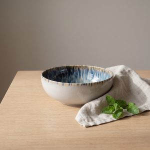 Blue Ocean kom 23 cm van L'AMAR, sfeerfoto 1 op een gedekte tafel