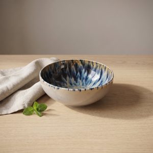 Blue Ocean kom 18 cm van L'AMAR, sfeerfoto 1 op een gedekte tafel