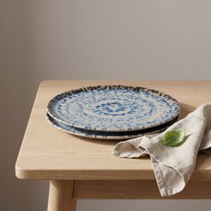 Blue Ocean pizzabord van L'AMAR, sfeerfoto 1 op een gedekte tafel