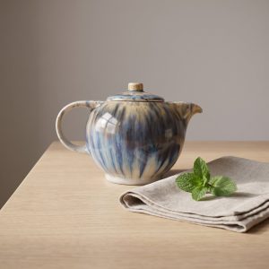 Blue Ocean thee- en koffiepot van L'AMAR, sfeerfoto 1 op een gedekte tafel