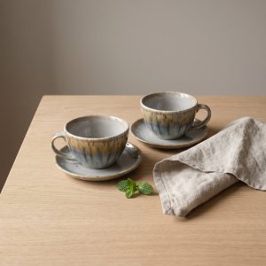 Blue Ocean kopjes en schoteltjes van L'AMAR, sfeerfoto 1 op een gedekte tafel