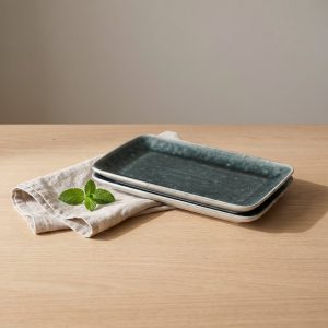 Astra vierkant bord 21 x 13 cm van L'AMAR, sfeerfoto 1 op een gedekte tafel