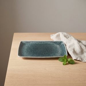 Astra vierkant bord 34 x 24 cm van L'AMAR, sfeerfoto 1 op een gedekte tafel