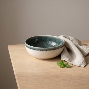 Astra kom 23 cm van L'AMAR, sfeerfoto 1 op een gedekte tafel