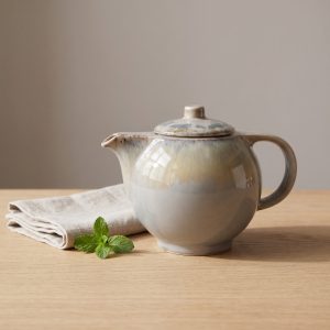 Goby thee- en koffiepot van L'AMAR, sfeerfoto 1 op een gedekte tafel