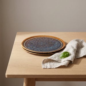 Nautic pizzabord van L'AMAR, sfeerfoto 1 op een gedekte tafel