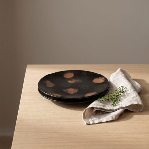 Jasper dinerbord van L'AMAR, sfeerfoto 1 op een gedekte tafel