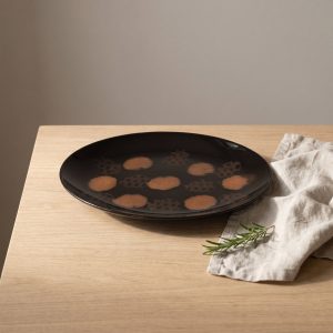 Jasper ovaal bord 36 x 27 van L'AMAR, sfeerfoto 1 op een gedekte tafel