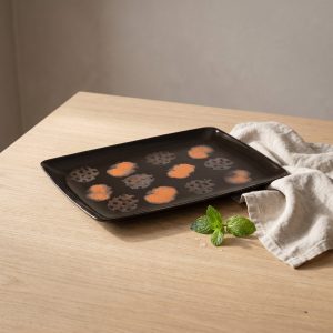 Jasper vierkant bord 34 x 24 cm van L'AMAR, sfeerfoto 1 op een gedekte tafel
