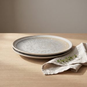 Ice Grey dinerbord van L'AMAR, sfeerfoto 1 op een gedekte tafel