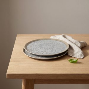 Ice Grey pizzabord van L'AMAR, sfeerfoto 1 op een gedekte tafel