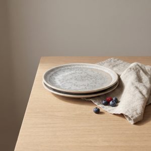 Ice Grey ontbijt-/dessertborden van L'AMAR, sfeerfoto 1 op een gedekte tafel