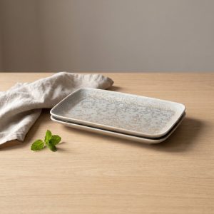 Ice Grey vierkant bord 21 x 13 cm van L'AMAR, sfeerfoto 1 op een gedekte tafel