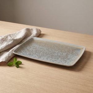 Ice Grey vierkant bord 34 x 24 cm van L'AMAR, sfeerfoto 1 op een gedekte tafel