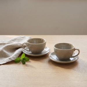 Ice Grey kopjes en schoteltjes van L'AMAR, sfeerfoto 1 op een gedekte tafel