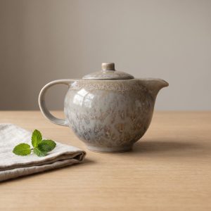 Ice Grey thee- en koffiepot van L'AMAR, sfeerfoto 1 op een gedekte tafel