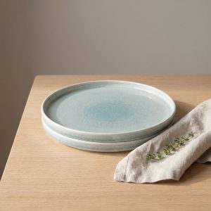 Turquoise dinerbord van L'AMAR, sfeerfoto 1 op een gedekte tafel