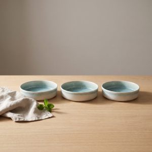 Turquoise kom 19 cm van L'AMAR, sfeerfoto 1 op een gedekte tafel