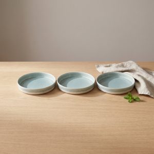 Turquoise kom 25 cm van L'AMAR, sfeerfoto 1 op een gedekte tafel