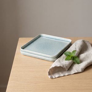 Turquoise vierkant bord 20 x 20 cm van L'AMAR, sfeerfoto 1 op een gedekte tafel