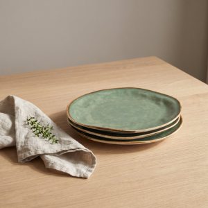 Jade dinerbord van L'AMAR, sfeerfoto 1 op een gedekte tafel
