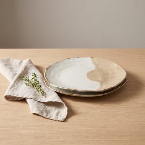 Delicious Honey dinerbord van L'AMAR, sfeerfoto 1 op een gedekte tafel