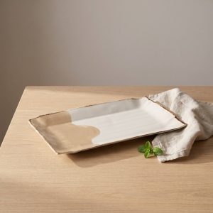 Delicious Honey vierkant bord 34 x 20 cm van L'AMAR, sfeerfoto 1 op een gedekte tafel