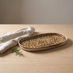 Cobra ovaal bord 30 cm van L'AMAR, sfeerfoto 1 op een gedekte tafel