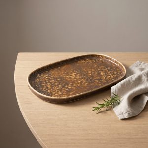 Cobra ovaal bord 34 x 22 cm van L'AMAR, sfeerfoto 1 op een gedekte tafel
