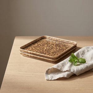 Cobra vierkant bord 20 x 20 cm van L'AMAR, sfeerfoto 1 op een gedekte tafel