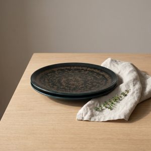 Nero Green dinerbord van L'AMAR, sfeerfoto 1 op een gedekte tafel