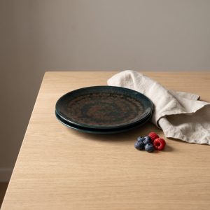 Nero Green ontbijt-/dessertborden van L'AMAR, sfeerfoto 1 op een gedekte tafel