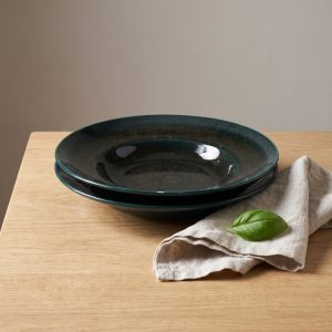 Nero Green pastabord van L'AMAR, sfeerfoto 1 op een gedekte tafel