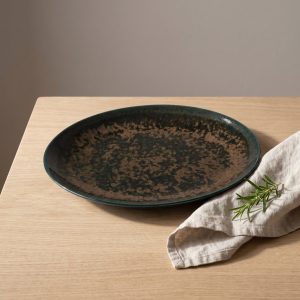 Nero Green ovaal bord 36 x 27 van L'AMAR, sfeerfoto 1 op een gedekte tafel