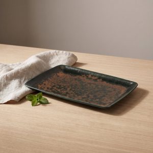 Nero Green vierkant bord 34 x 24 cm van L'AMAR, sfeerfoto 1 op een gedekte tafel