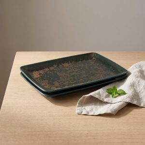 Nero Green vierkant bord 21 x 13 cm van L'AMAR, sfeerfoto 1 op een gedekte tafel