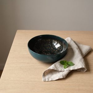 Nero Green kom 18 cm van L'AMAR, sfeerfoto 1 op een gedekte tafel