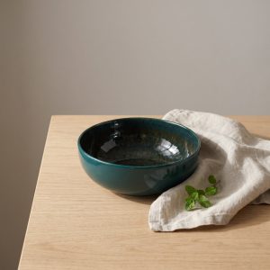 Nero Green kom 23 cm van L'AMAR, sfeerfoto 1 op een gedekte tafel