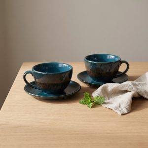Nero Green kopjes en schoteltjes van L'AMAR, sfeerfoto 1 op een gedekte tafel