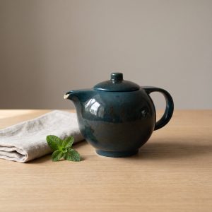Nero Green thee- en koffiepot van L'AMAR, sfeerfoto 1 op een gedekte tafel