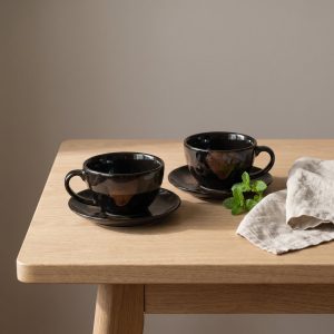 Jasper kopjes en schoteltjes van L'AMAR, sfeerfoto 1 op een gedekte tafel