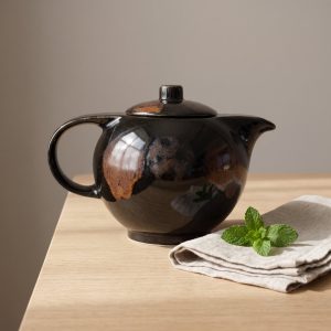 Jasper thee- en koffiepot van L'AMAR, sfeerfoto 1 op een gedekte tafel