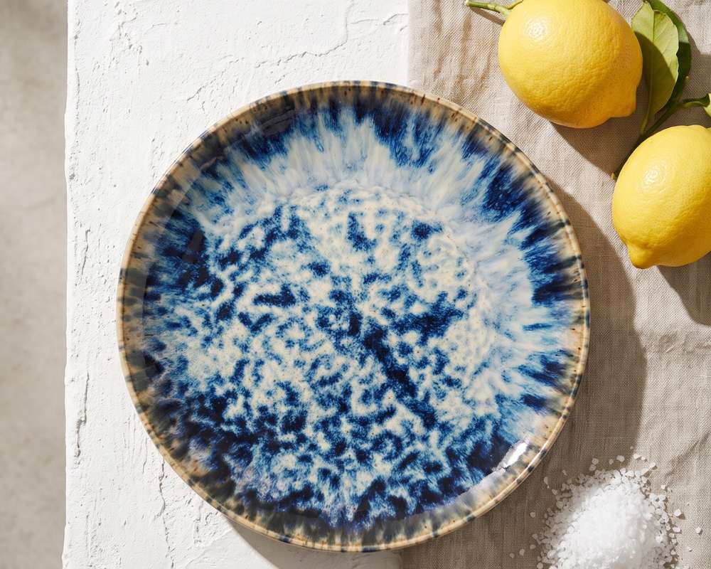 Gedekte tafel met L’AMAR servies